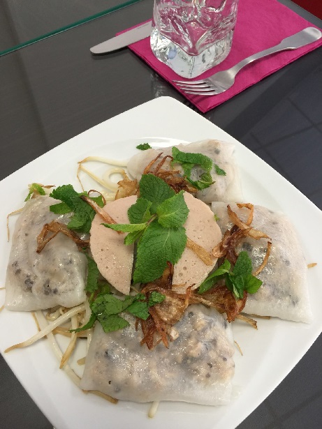 Banh Cuon de Hanoi crêpes vietnamiennes fourrées au porc crevettes et champignons noirs / vietnamese crepes filled with pork shrimps and black mushrooms